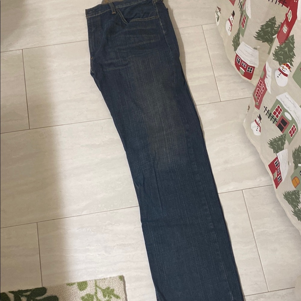 Levi’s  34-32 medium blue straight cut jeans like new